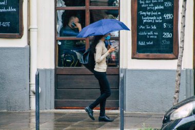 Budapeşte Macaristan 17 Temmuz 2020 'de Macaristan' ın başkenti ve en kalabalık şehri olan Budapeşte 'nin tarihi sokaklarında, yağmurun altında yürüyen kimliği belirsiz yayaların görüntüsü