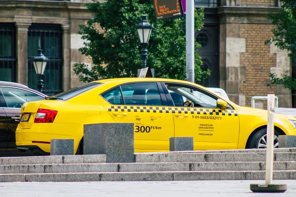 Budapest Hungary July 2020 View Traditional Yellow Hungarian Taxi Passengers — стоковое фото