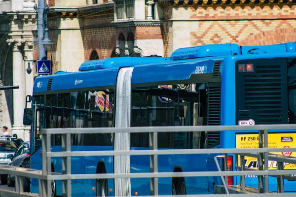 ブダペストハンガリー2020年7月17日ハンガリーの首都ブダペストを走る乗客のための伝統的なハンガリーの都市バスの眺め — ストック写真