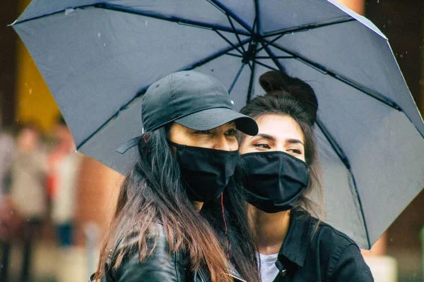 Budapest Hungary July 2020 View Unidentified Pedestrians Walking Rain Historical — Stock Photo, Image