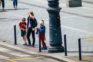 Budapeşte Macaristan 18 Temmuz 2020 Macaristan 'ın başkenti Budapeşte' nin eski caddelerinden geçen zebra geçidinde yürüyen tanımlanamayan yayaların görüntüsü
