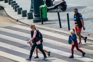 Budapeşte Macaristan 18 Temmuz 2020 Macaristan 'ın başkenti Budapeşte' nin eski caddelerinden geçen zebra geçidinde yürüyen tanımlanamayan yayaların görüntüsü