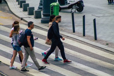 Budapeşte Macaristan 18 Temmuz 2020 Macaristan 'ın başkenti Budapeşte' nin eski caddelerinden geçen zebra geçidinde yürüyen tanımlanamayan yayaların görüntüsü