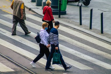 Budapeşte Macaristan 18 Temmuz 2020 Macaristan 'ın başkenti Budapeşte' nin eski caddelerinden geçen zebra geçidinde yürüyen tanımlanamayan yayaların görüntüsü