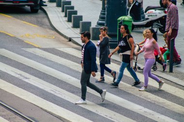 Budapeşte Macaristan 18 Temmuz 2020 Macaristan 'ın başkenti Budapeşte' nin eski caddelerinden geçen zebra geçidinde yürüyen tanımlanamayan yayaların görüntüsü