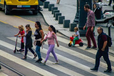 Budapeşte Macaristan 18 Temmuz 2020 Macaristan 'ın başkenti Budapeşte' nin eski caddelerinden geçen zebra geçidinde yürüyen tanımlanamayan yayaların görüntüsü