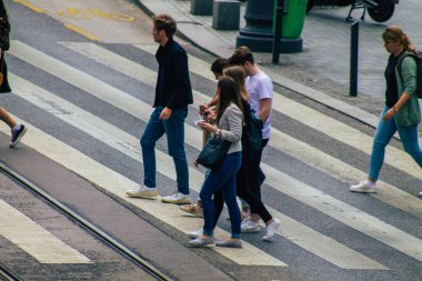 Budapeşte Macaristan 18 Temmuz 2020 Macaristan 'ın başkenti Budapeşte' nin eski caddelerinden geçen zebra geçidinde yürüyen tanımlanamayan yayaların görüntüsü