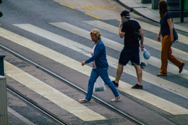 Budapeşte Macaristan 18 Temmuz 2020 Macaristan 'ın başkenti Budapeşte' nin eski caddelerinden geçen zebra geçidinde yürüyen tanımlanamayan yayaların görüntüsü