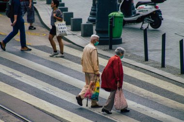 Budapeşte Macaristan 18 Temmuz 2020 Macaristan 'ın başkenti Budapeşte' nin eski caddelerinden geçen zebra geçidinde yürüyen tanımlanamayan yayaların görüntüsü