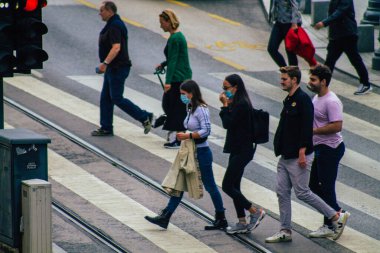 Budapeşte Macaristan 18 Temmuz 2020 Macaristan 'ın başkenti Budapeşte' nin eski caddelerinden geçen zebra geçidinde yürüyen tanımlanamayan yayaların görüntüsü