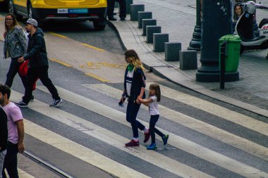 Budapeşte Macaristan 18 Temmuz 2020 Macaristan 'ın başkenti Budapeşte' nin eski caddelerinden geçen zebra geçidinde yürüyen tanımlanamayan yayaların görüntüsü