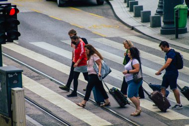 Budapeşte Macaristan 18 Temmuz 2020 Macaristan 'ın başkenti Budapeşte' nin eski caddelerinden geçen zebra geçidinde yürüyen tanımlanamayan yayaların görüntüsü