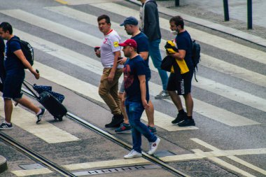 Budapeşte Macaristan 18 Temmuz 2020 Macaristan 'ın başkenti Budapeşte' nin eski caddelerinden geçen zebra geçidinde yürüyen tanımlanamayan yayaların görüntüsü