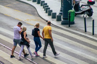 Budapeşte Macaristan 18 Temmuz 2020 Macaristan 'ın başkenti Budapeşte' nin eski caddelerinden geçen zebra geçidinde yürüyen tanımlanamayan yayaların görüntüsü
