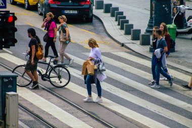 Budapeşte Macaristan 18 Temmuz 2020 Macaristan 'ın başkenti Budapeşte' nin eski caddelerinden geçen zebra geçidinde yürüyen tanımlanamayan yayaların görüntüsü