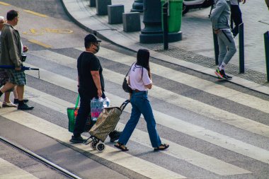 Budapeşte Macaristan 18 Temmuz 2020 Macaristan 'ın başkenti Budapeşte' nin eski caddelerinden geçen zebra geçidinde yürüyen tanımlanamayan yayaların görüntüsü