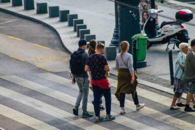 Budapeşte Macaristan 18 Temmuz 2020 Macaristan 'ın başkenti Budapeşte' nin eski caddelerinden geçen zebra geçidinde yürüyen tanımlanamayan yayaların görüntüsü
