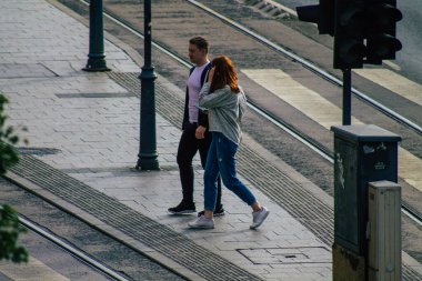Budapeşte Macaristan 18 Temmuz 2020 Macaristan 'ın başkenti Budapeşte' nin eski caddelerinden geçen zebra geçidinde yürüyen tanımlanamayan yayaların görüntüsü