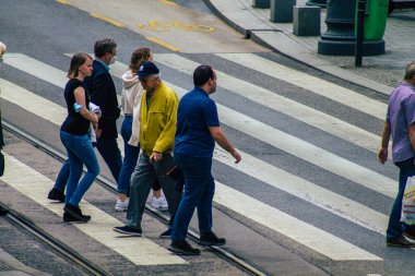 Budapeşte Macaristan 18 Temmuz 2020 Macaristan 'ın başkenti Budapeşte' nin eski caddelerinden geçen zebra geçidinde yürüyen tanımlanamayan yayaların görüntüsü