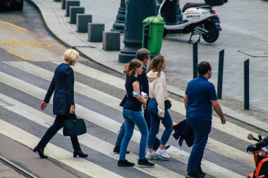 Budapeşte Macaristan 18 Temmuz 2020 Macaristan 'ın başkenti Budapeşte' nin eski caddelerinden geçen zebra geçidinde yürüyen tanımlanamayan yayaların görüntüsü