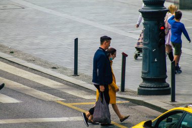 Budapeşte Macaristan 18 Temmuz 2020 Macaristan 'ın başkenti Budapeşte' nin eski caddelerinden geçen zebra geçidinde yürüyen tanımlanamayan yayaların görüntüsü