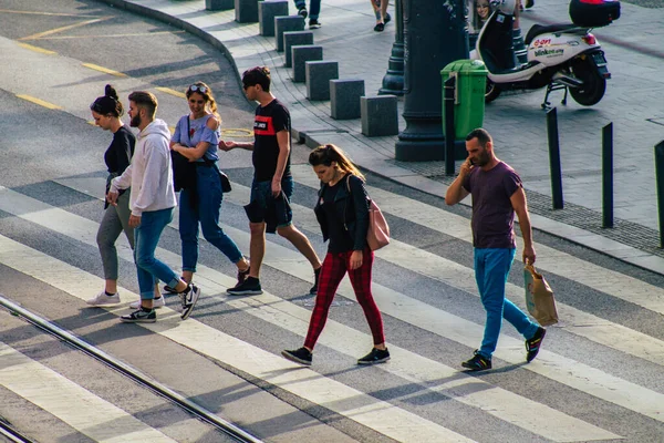 Будапешт Венгрия Июля 2020 Вид Неизвестных Пешеходов Идущих Перекрестку Зебр — стоковое фото