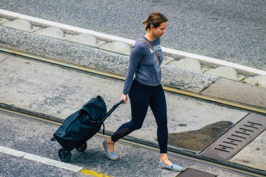 Budapeşte Macaristan 18 Temmuz 2020 Macaristan 'ın başkenti Budapeşte' nin eski sokaklarında kimliği belirsiz bir kadının yürüyüşü