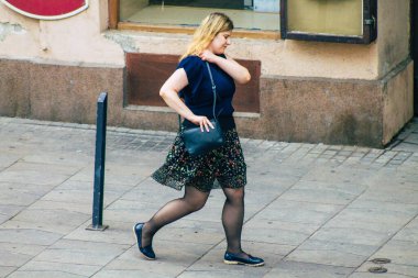 Budapeşte Macaristan 18 Temmuz 2020 Macaristan 'ın başkenti Budapeşte' nin eski sokaklarında kimliği belirsiz bir kadının yürüyüşü