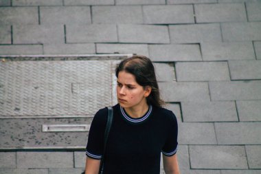 Budapeşte Macaristan 18 Temmuz 2020 Macaristan 'ın başkenti Budapeşte' nin eski sokaklarında kimliği belirsiz bir kadının yürüyüşü