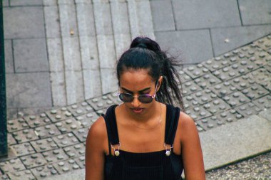 Budapeşte Macaristan 18 Temmuz 2020 Macaristan 'ın başkenti Budapeşte' nin eski sokaklarında kimliği belirsiz bir kadının yürüyüşü