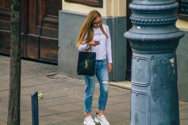 Budapeşte Macaristan 18 Temmuz 2020 Macaristan 'ın başkenti Budapeşte' nin eski sokaklarında kimliği belirsiz bir kadının yürüyüşü