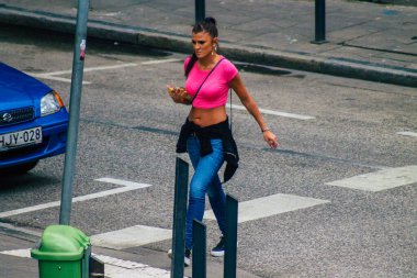 Budapeşte Macaristan 18 Temmuz 2020 Macaristan 'ın başkenti Budapeşte' nin eski sokaklarında kimliği belirsiz bir kadının yürüyüşü