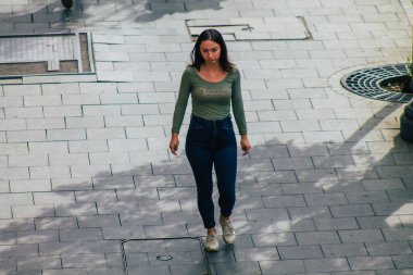 Budapeşte Macaristan 18 Temmuz 2020 Macaristan 'ın başkenti Budapeşte' nin eski sokaklarında kimliği belirsiz bir kadının yürüyüşü