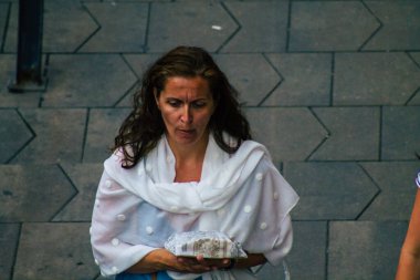 Budapeşte Macaristan 18 Temmuz 2020 Macaristan 'ın başkenti Budapeşte' nin eski sokaklarında kimliği belirsiz bir kadının yürüyüşü