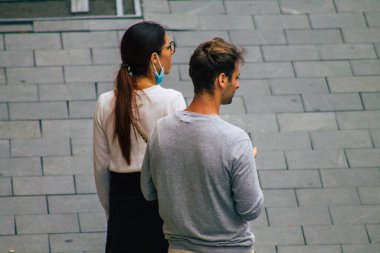 Budapeşte Macaristan 18 Temmuz 2020 Macaristan 'ın başkenti Budapeşte' nin eski sokaklarında yürüyen kimliği belirsiz turistlerin görüntüsü