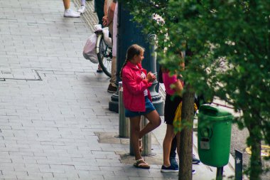 Budapeşte Macaristan 18 Temmuz 2020 Macaristan 'ın başkenti Budapeşte' nin eski sokaklarında yürüyen kimliği belirsiz turistlerin görüntüsü