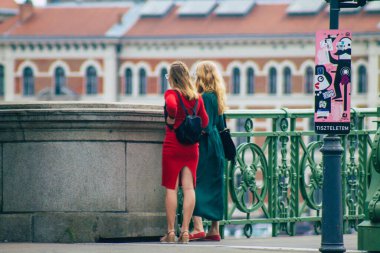 Budapeşte Macaristan 18 Temmuz 2020 Macaristan 'ın başkenti Budapeşte' nin eski sokaklarında yürüyen kimliği belirsiz turistlerin görüntüsü