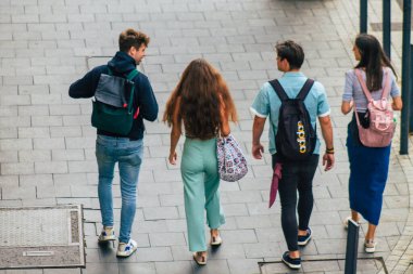 Budapeşte Macaristan 18 Temmuz 2020 Macaristan 'ın başkenti Budapeşte' nin eski sokaklarında yürüyen kimliği belirsiz turistlerin görüntüsü