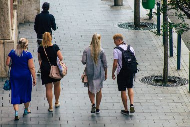 Budapeşte Macaristan 18 Temmuz 2020 Macaristan 'ın başkenti Budapeşte' nin eski sokaklarında yürüyen kimliği belirsiz turistlerin görüntüsü