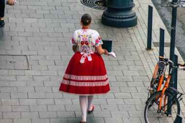 Budapeşte Macaristan 18 Temmuz 2020 Macaristan 'ın başkenti Budapeşte' nin eski sokaklarında yürüyen kimliği belirsiz yaya manzarası