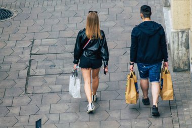 Budapeşte Macaristan 18 Temmuz 2020 Macaristan 'ın başkenti Budapeşte' nin eski sokaklarında yürüyen kimliği belirsiz yaya manzarası