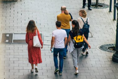 Budapeşte Macaristan 18 Temmuz 2020 Macaristan 'ın başkenti Budapeşte' nin eski sokaklarında yürüyen kimliği belirsiz yaya manzarası