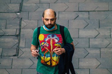 Budapeşte Macaristan 18 Temmuz 2020 Macaristan 'ın başkenti Budapeşte' nin eski sokaklarında yürüyen kimliği belirsiz yaya manzarası