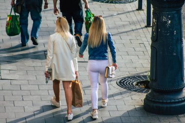 Budapeşte Macaristan 18 Temmuz 2020 Macaristan 'ın başkenti Budapeşte' nin eski sokaklarında yürüyen kimliği belirsiz genç kadınların görüntüsü