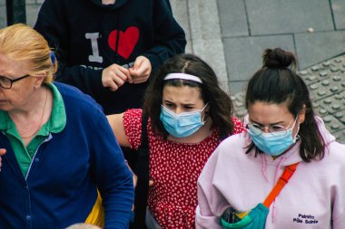 Budapeşte Macaristan 18 Temmuz 2020 'de Macaristan' ın başkenti Budapeşte 'nin eski sokaklarında yürüyen koronavirüsten korumak için maske takan kimliği belirsiz yaya manzarası