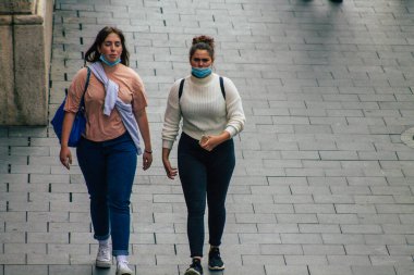 Budapeşte Macaristan 18 Temmuz 2020 'de Macaristan' ın başkenti Budapeşte 'nin eski sokaklarında yürüyen koronavirüsten korumak için maske takan kimliği belirsiz yaya manzarası