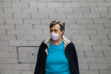 Budapeşte Macaristan 18 Temmuz 2020 'de Macaristan' ın başkenti Budapeşte 'nin eski sokaklarında yürüyen koronavirüsten korumak için maske takan kimliği belirsiz yaya manzarası