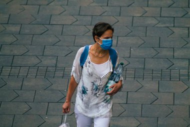 Budapeşte Macaristan 18 Temmuz 2020 'de Macaristan' ın başkenti Budapeşte 'nin eski sokaklarında yürüyen koronavirüsten korumak için maske takan kimliği belirsiz yaya manzarası