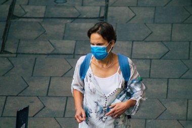 Budapeşte Macaristan 18 Temmuz 2020 'de Macaristan' ın başkenti Budapeşte 'nin eski sokaklarında yürüyen koronavirüsten korumak için maske takan kimliği belirsiz yaya manzarası