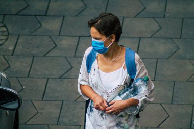 Budapeşte Macaristan 18 Temmuz 2020 'de Macaristan' ın başkenti Budapeşte 'nin eski sokaklarında yürüyen koronavirüsten korumak için maske takan kimliği belirsiz yaya manzarası